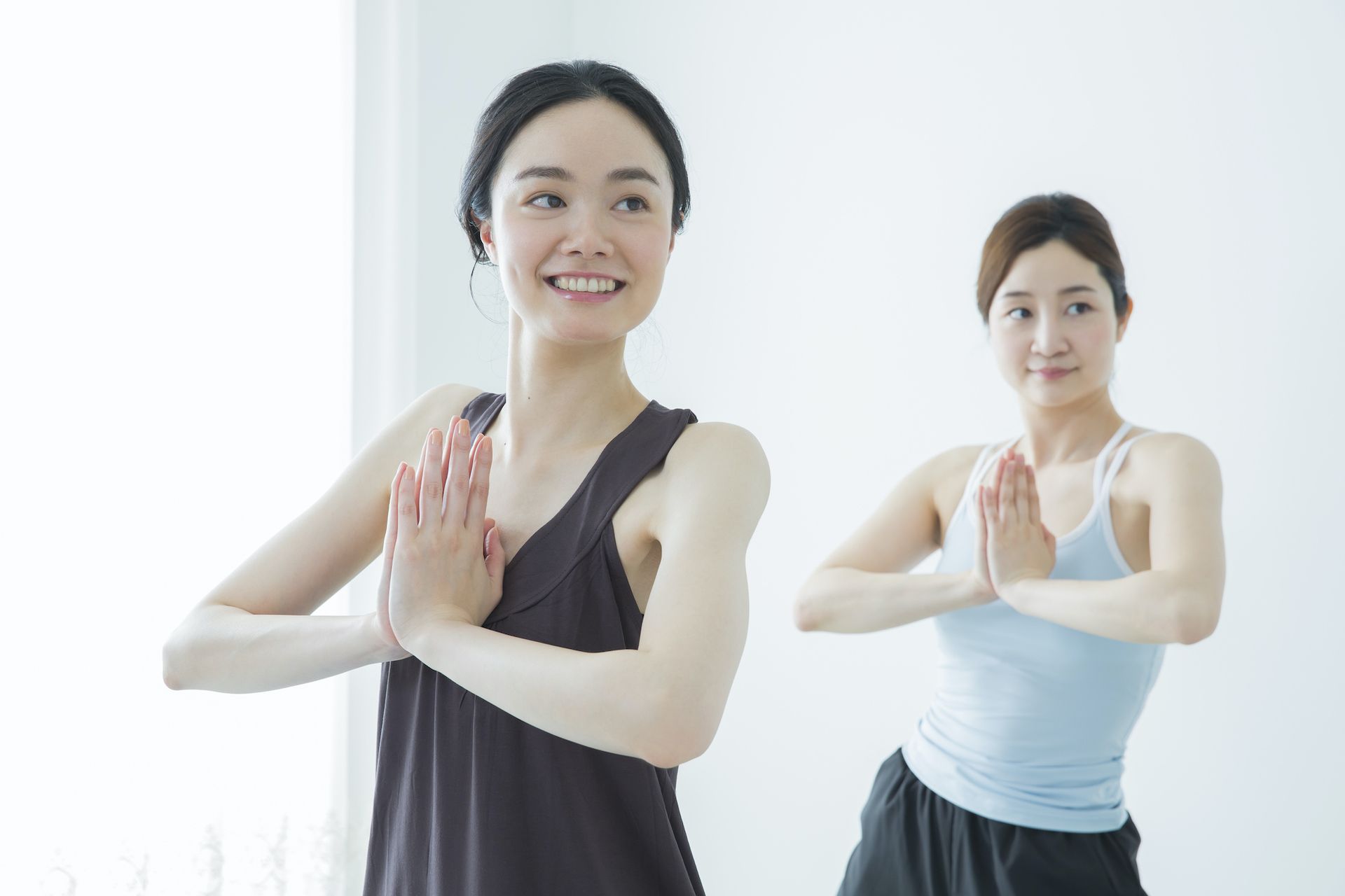 ヨガをする2名の女性